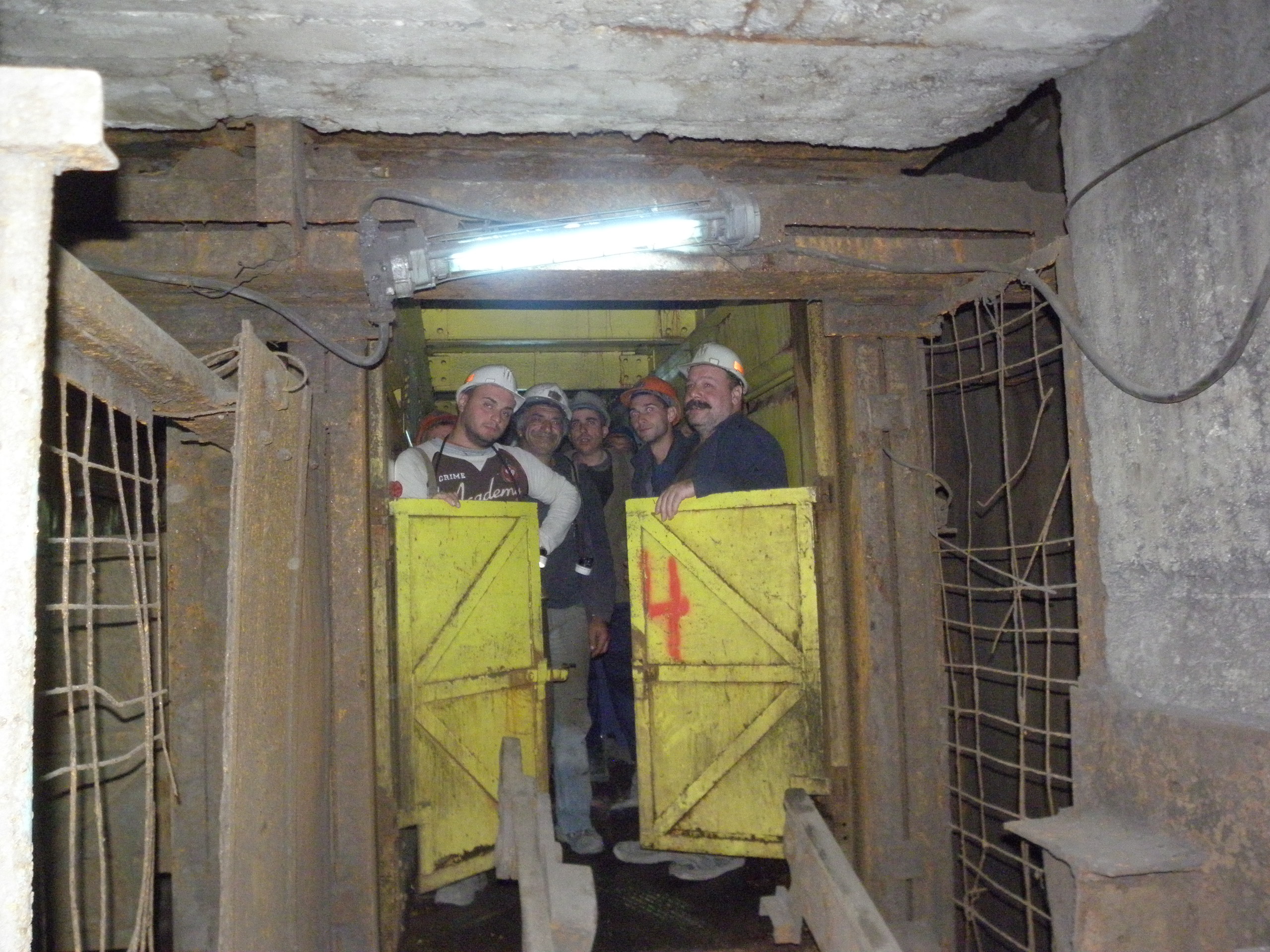 Над 60 часа изкараха близо 140 миньори под земята на рудник "Бабино” тази седмица. Техни колеги ги подкрепяха над земята и щурмуваха ръководството на мините.
