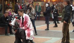 Вегани се държат като животни в цирк на нов протест