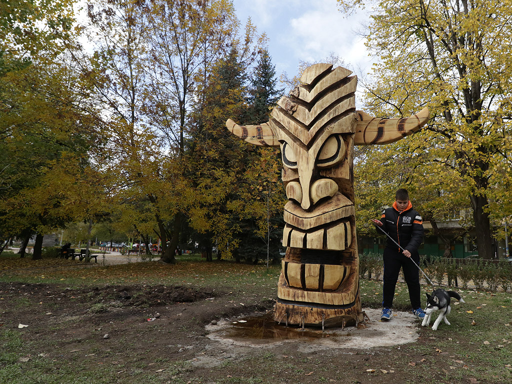 Красива и огромна дървена статуя, вдъхновена от кукерска маска, монтират в момента в Перник - ежегодна столица на фестивала за маскарадни игри "Сурва".<br />
<br />
Маската е направена от дънер на топола, която е дарение от кмета на село Сопица. Самият дънер е тежал 3.5 тона, а статуята от него е висока 3,20 м и широка 1,10 м.<br />
 