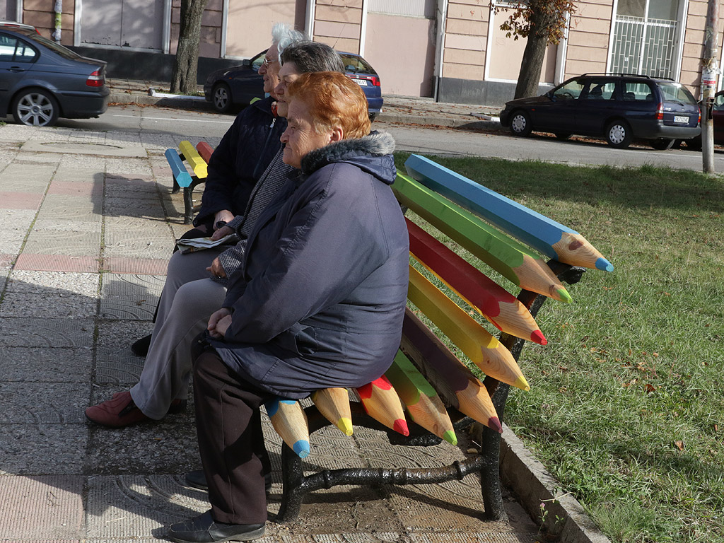 Уникални пейки, подострени като цветни моливи поставиха пред Езиковата гимназия от община Перник