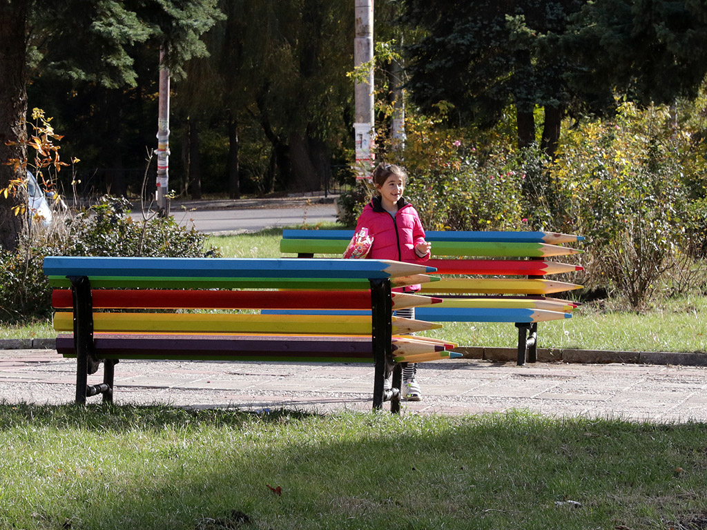 Уникални пейки, подострени като цветни моливи поставиха пред Езиковата гимназия от община Перник