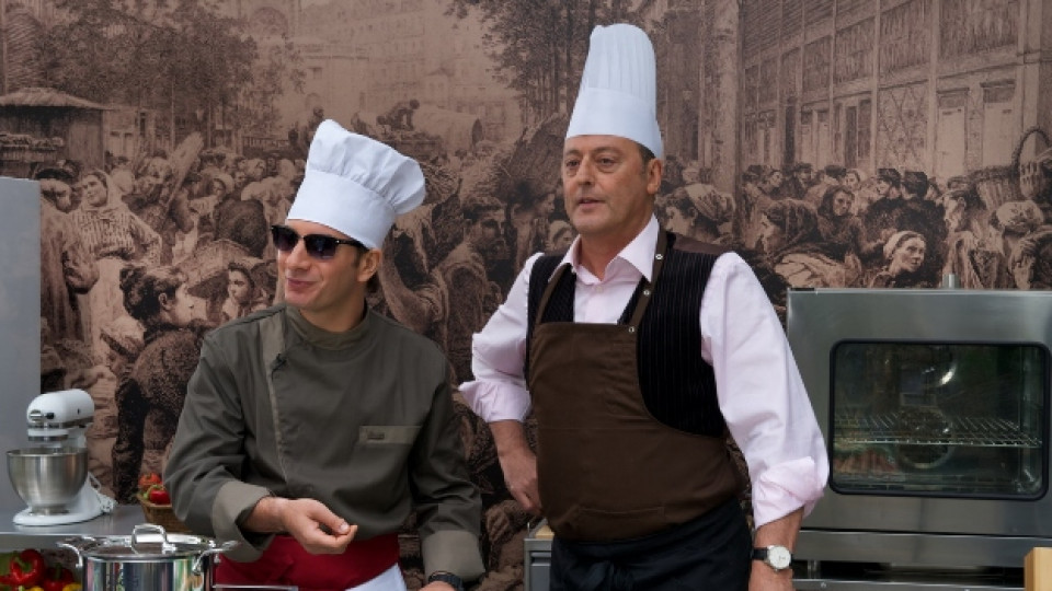 Жан Рено е главен готвач в комедийната лентата "Като готвачите"