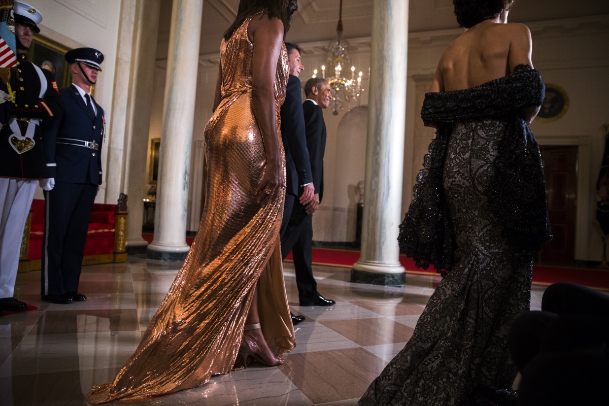 Мишел Обама блесна в дълга и прилепнала по тялото рокля без ръкави в цвят розово злато на последната си държавна вечеря като първа дама на САЩ. Съпругата на Барак Обама избра тоалет на "Версаче". Вечерята беше организирана в чест на италианския премиер Матео Ренци и съпругата му Аниезе Ландини.