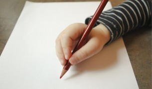 Първокласничка едва не извади око на съученик