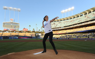 Gulliver/GettyImages, instagram.com/oliviamunn