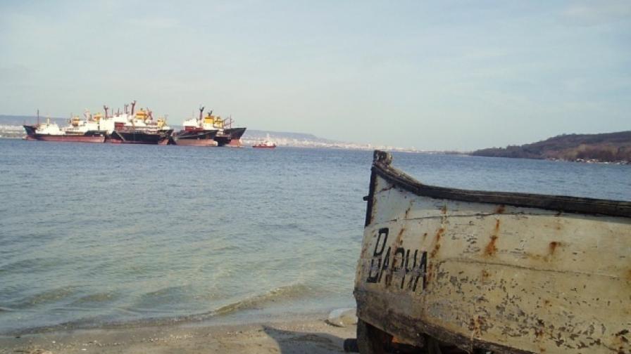 Опасност от експлозия: Румъния евакуира 15 души заради горящ кораб до границата с Украйна