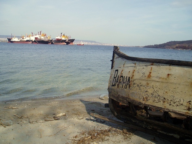 Опасност от експлозия: Румъния евакуира 15 души заради горящ кораб до границата с Украйна