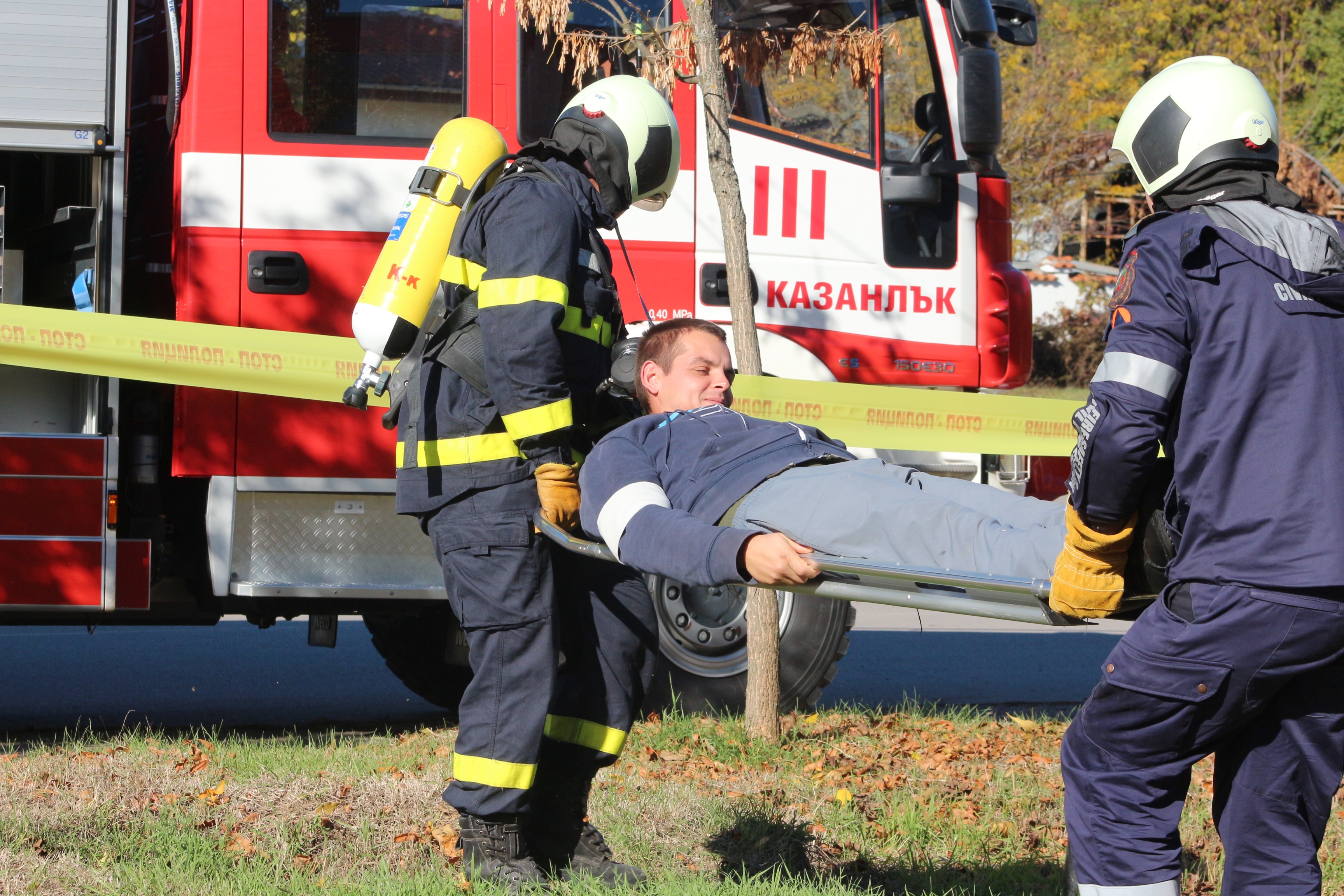 Съвместно учение между полиция, пожарна и военни се проведе в Казанлък. Темата бе терористичен акт на градския стадион.