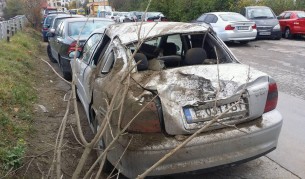Кола лети и троши паркирани автомобили в София