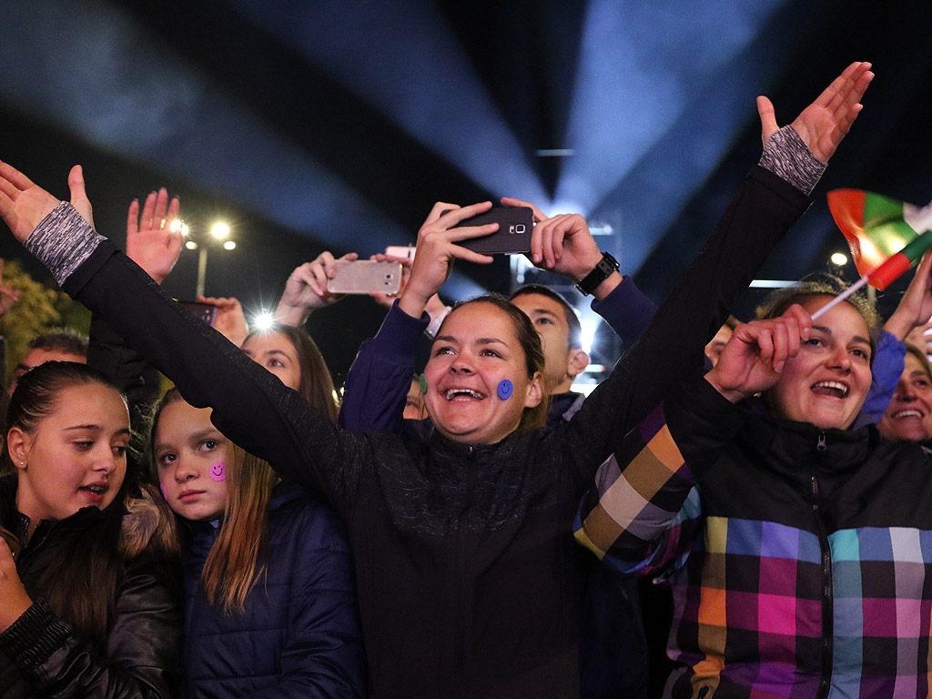 Над 70 000 човека гледаха концерта на Слави Трифонов на Орлов мост. Повод за концерта е предстоящият референдум, който ще се състои заедно с президентските избори другата седмица.