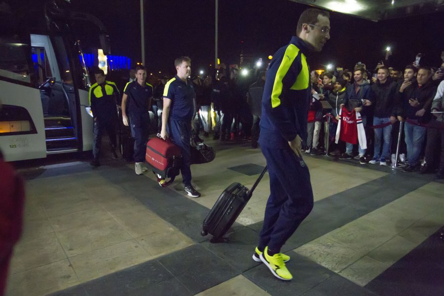 Пристигането на футболистите на Арсенал в хотела им в София1