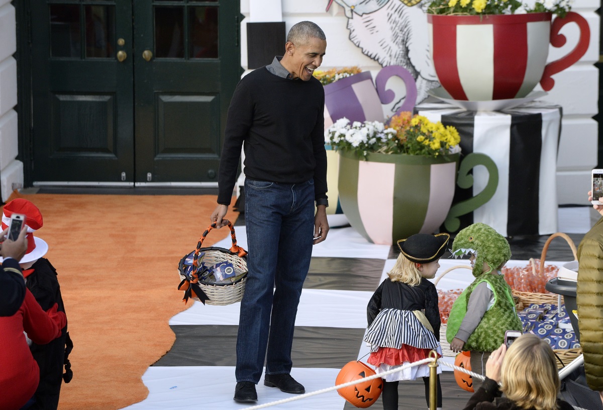 Президентът на САЩ Барак Обама и първата дама Мишел посрещнаха десетки супергерои и принцеси и дори едно момче, маскирано като самия президент с побеляла коса и всички. Някъде около 4 хиляди души посетиха Белия дом за последното празнуване на Хелоуин през президентството на Обама. Едно семейство доведе дори кучето си, маскирано с лъвска грива, изглеждащо доволно в тази роля. Близо час президентът раздаваше шоколадчета с логото на Белия дом, а първата дама - сладки.
