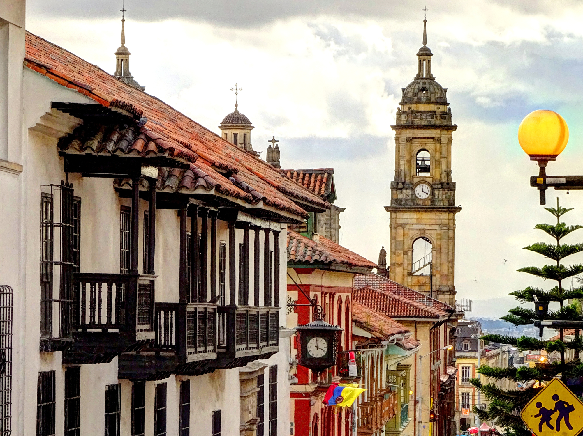 Столицата на Колумбия Богота е красив и екзотичен град, непрекъснато разкъсван от множество граждански войни и кръвопролития. В резултат на неспиращите с години войни, близо една трета от населението живее под прага на бедността. За търсещите вълнуващи преживявания туристи, Богота има какво да предложи. Сред задължителните за посещения места със сигурност са хълмът Монсерат, площадът "Боливар", Националният музей, Златният музей и др.