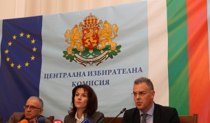 ЦИК официално: Радев печели първи тур с 25.44%, Цачева има 21.96%