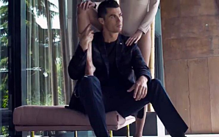 Стройни женски крака се увиха около Роналдо