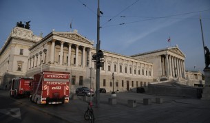 Пожарни екипи пред сградата на парламента във Виена