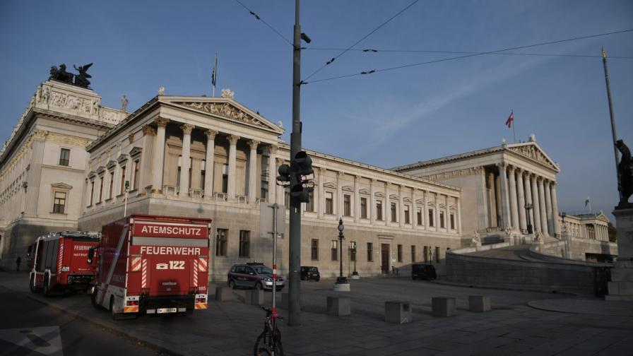 Пожар горя в австрийския парламент