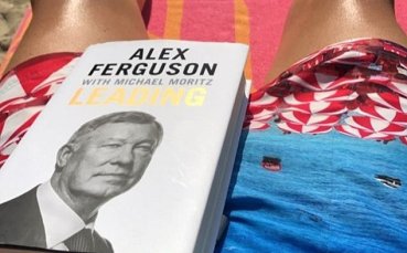 Звезда на Челси се пече в Дубай с книга на Сър Алекс