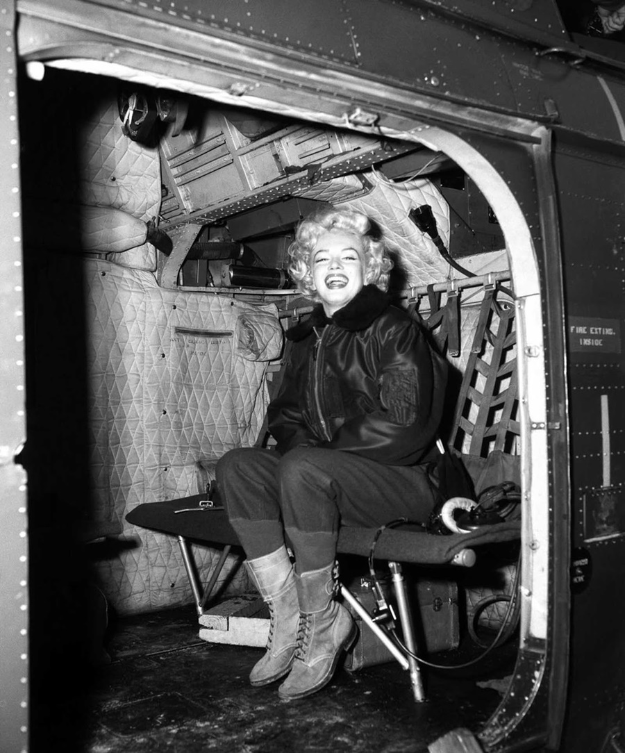 През февруари 1954 г. Мерилин Монро прекъсва медения си месец в Япония, за да отлети за Корея.
