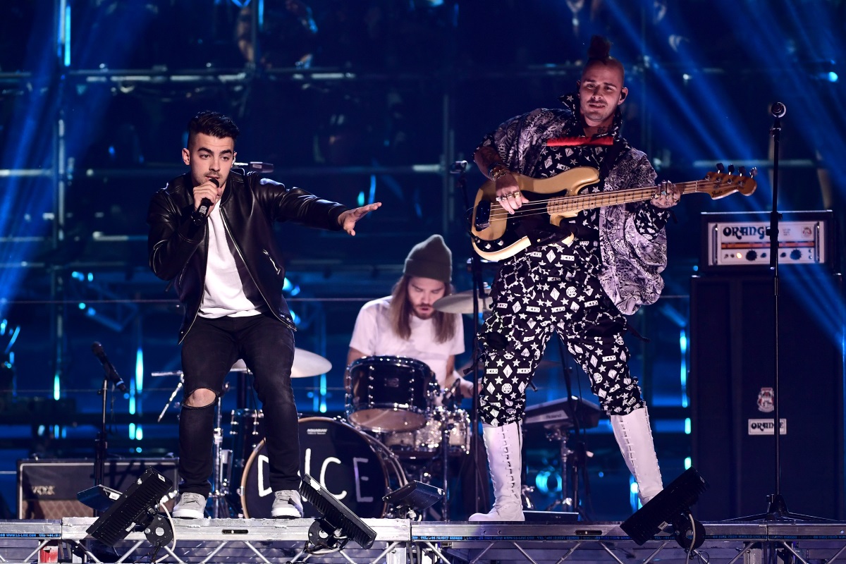 Джо Джонас на сцената на наградите на Ем Ти Ви 2016