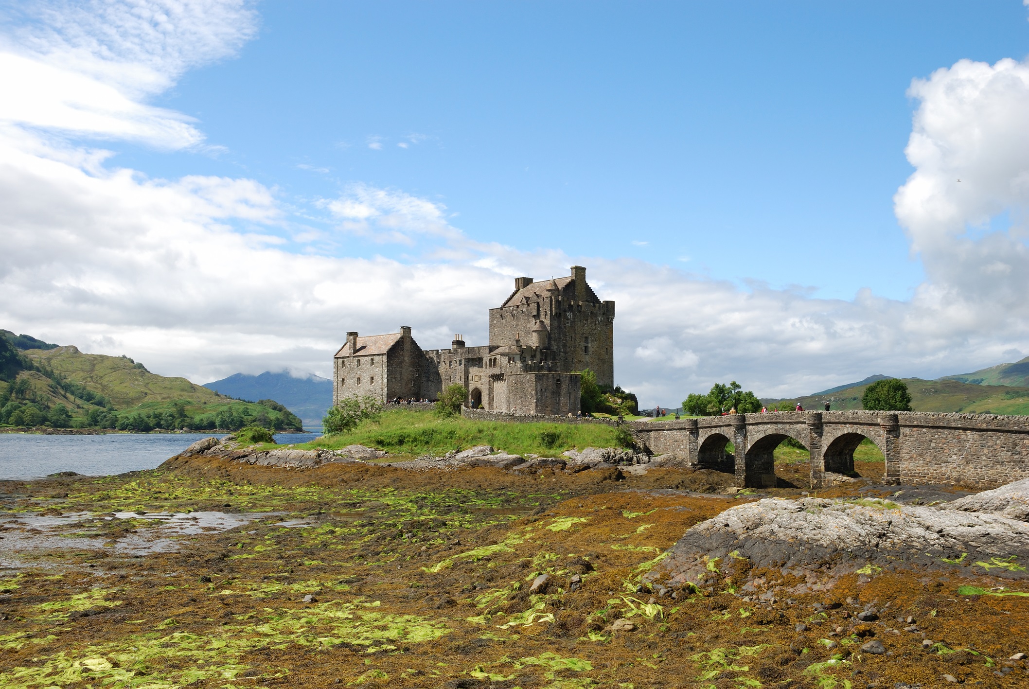 Замъкът Елън Донан често се нарича най-живописният, най-красивият и най-посещаваният в Шотландия. Историите зад разрушения вековен замък, издигнат от руините от един каменоделец, са много. Елън Донан също така е сцена за филмите Шотландски боец (1985) и Елизабет: Златният век (2007).