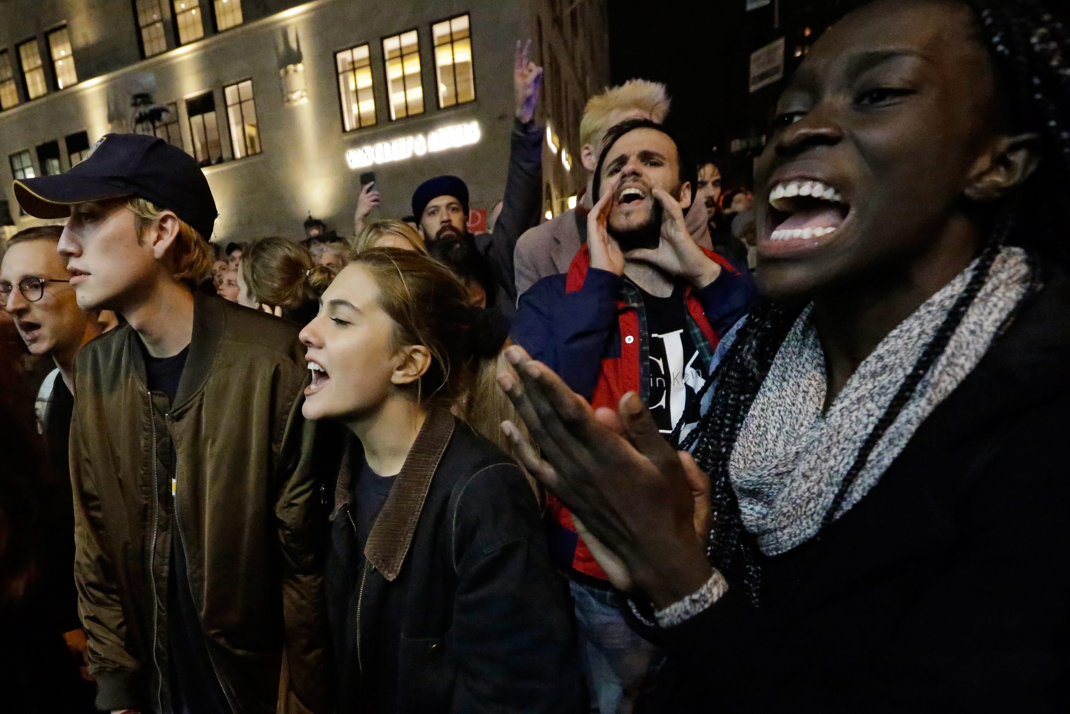 Хората излязоха по улиците на редица градове, за да протестират срещу новия президент. Демонстрации имаше по улиците на Ню Йорк, Филаделфия, Чикаго, Бостън, Сиатъл, Портланд, Сан Франциско и Вашингтон.