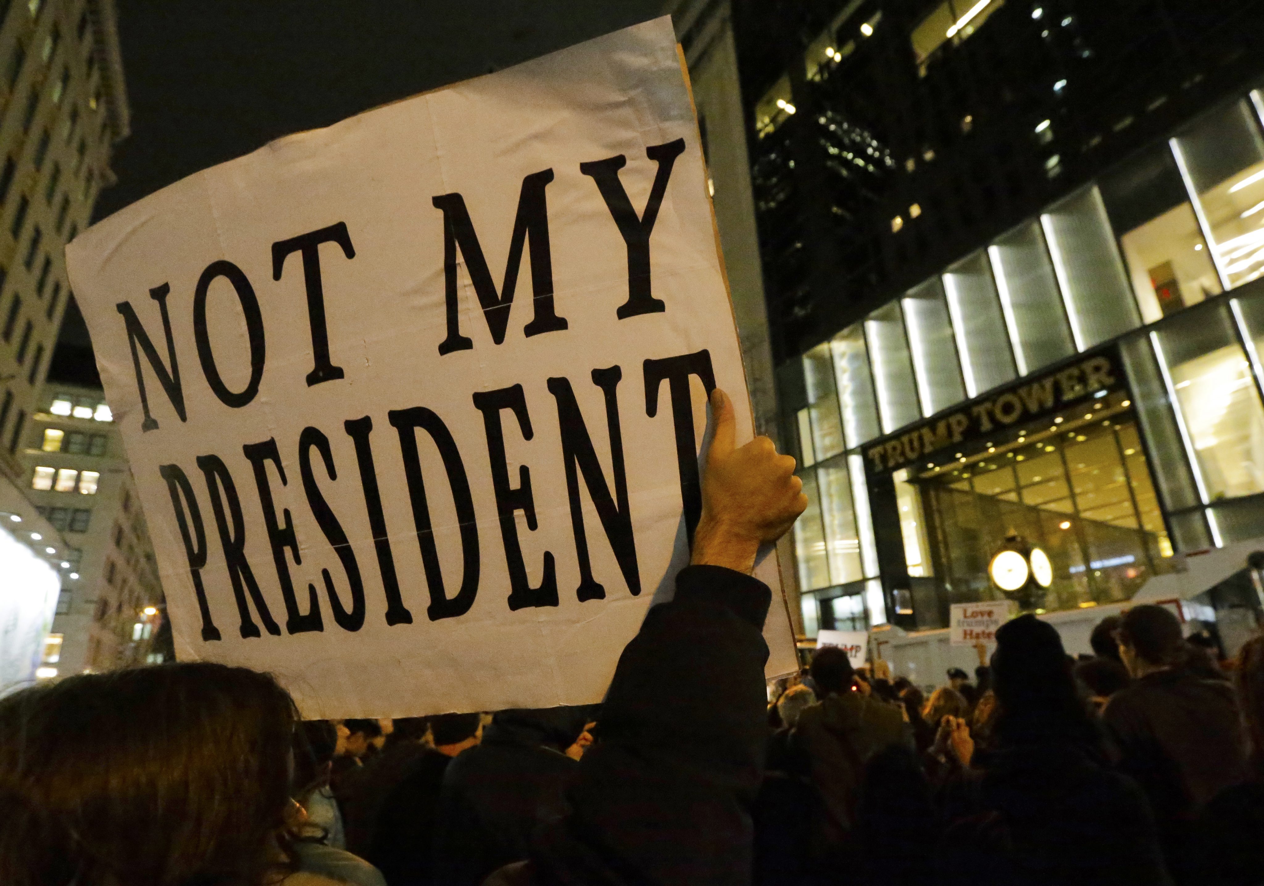 Хората излязоха по улиците на редица градове, за да протестират срещу новия президент. Демонстрации имаше по улиците на Ню Йорк, Филаделфия, Чикаго, Бостън, Сиатъл, Портланд, Сан Франциско и Вашингтон.