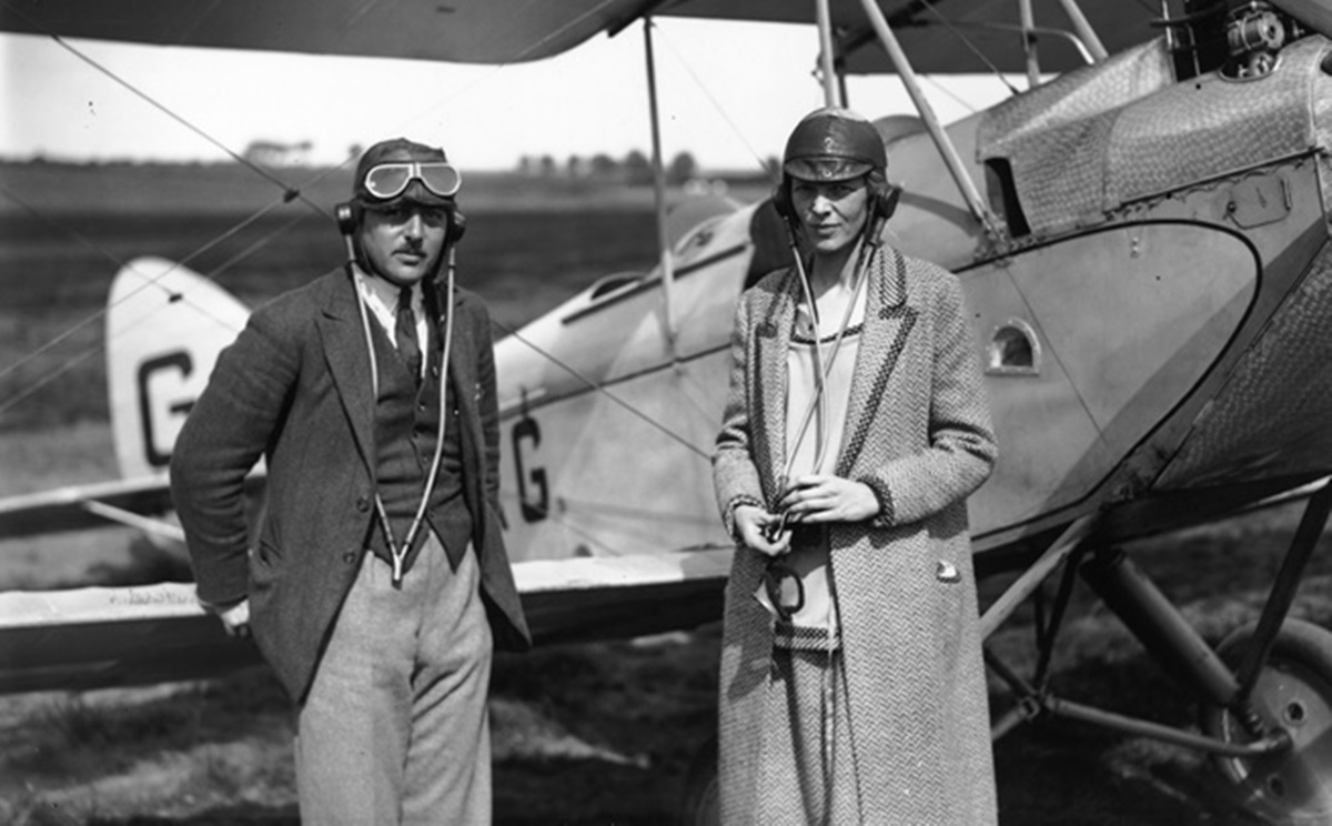 Амелия Еърхарт заедно с пилота капитан Хилтън Райли.