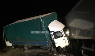 Бременна пострада в катастрофа между три ТИР-а