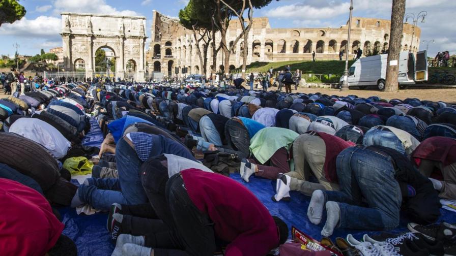 Хиляди мюсюлмани се молят пред Колизеума в Рим