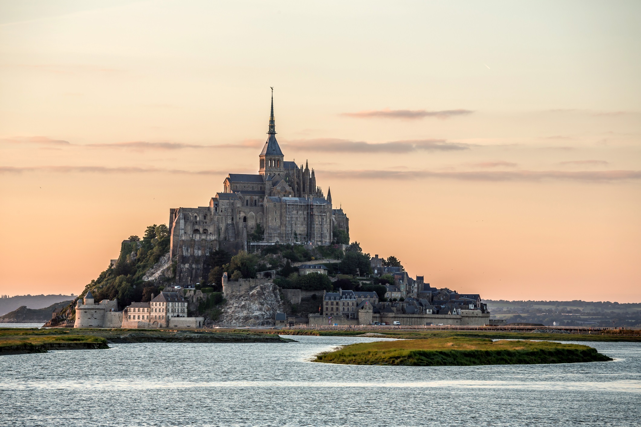 Мон Сен Мишел (Нормандия, Франция) – въпреки, че не е толкова пищна както други катедрали, това абатство със сигурност се намира на най-драматичното място край бреговете на Нормандия.