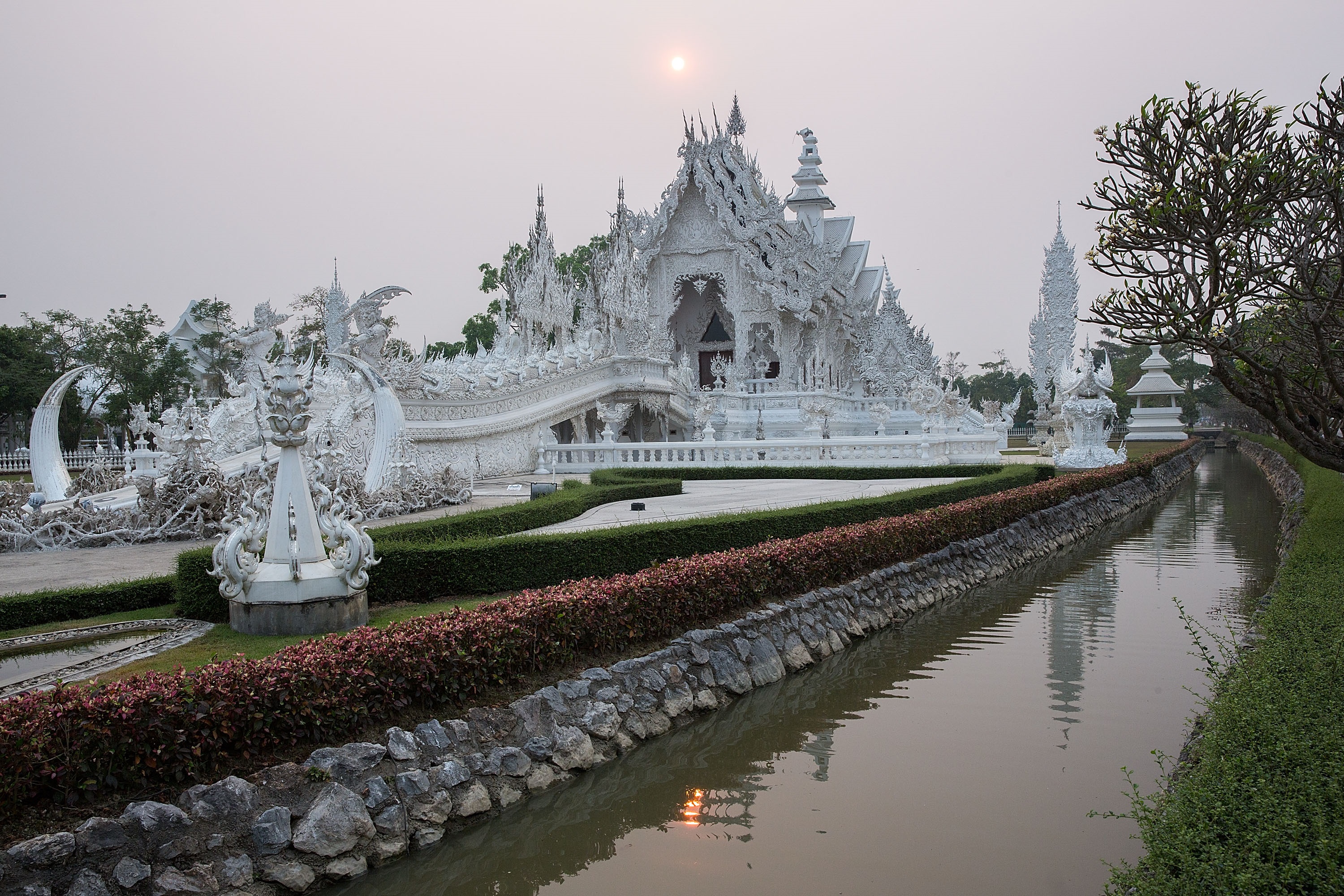 Ват Ронг Кун (Тайланд) – доста спорно е дали този будистки храм, чието строителство стартира през 1997 г. е поразително красив или фантастично грозен, но при всички случаи е много атрактивен. За разлика от другите будистки храмове, този не е цветен, а изцяло бял.