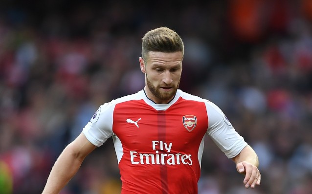 Защитникът на Арсенал Шкодран Мустафи се очаква да пропусне следващите