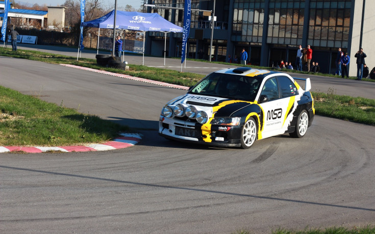 Петър Гьошев демонстрира пилотски умения