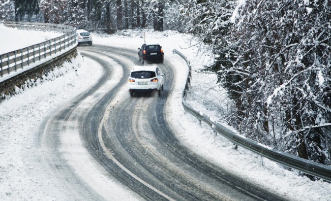 Внимание, шофьори! Пътните настилки са мокри и заледени