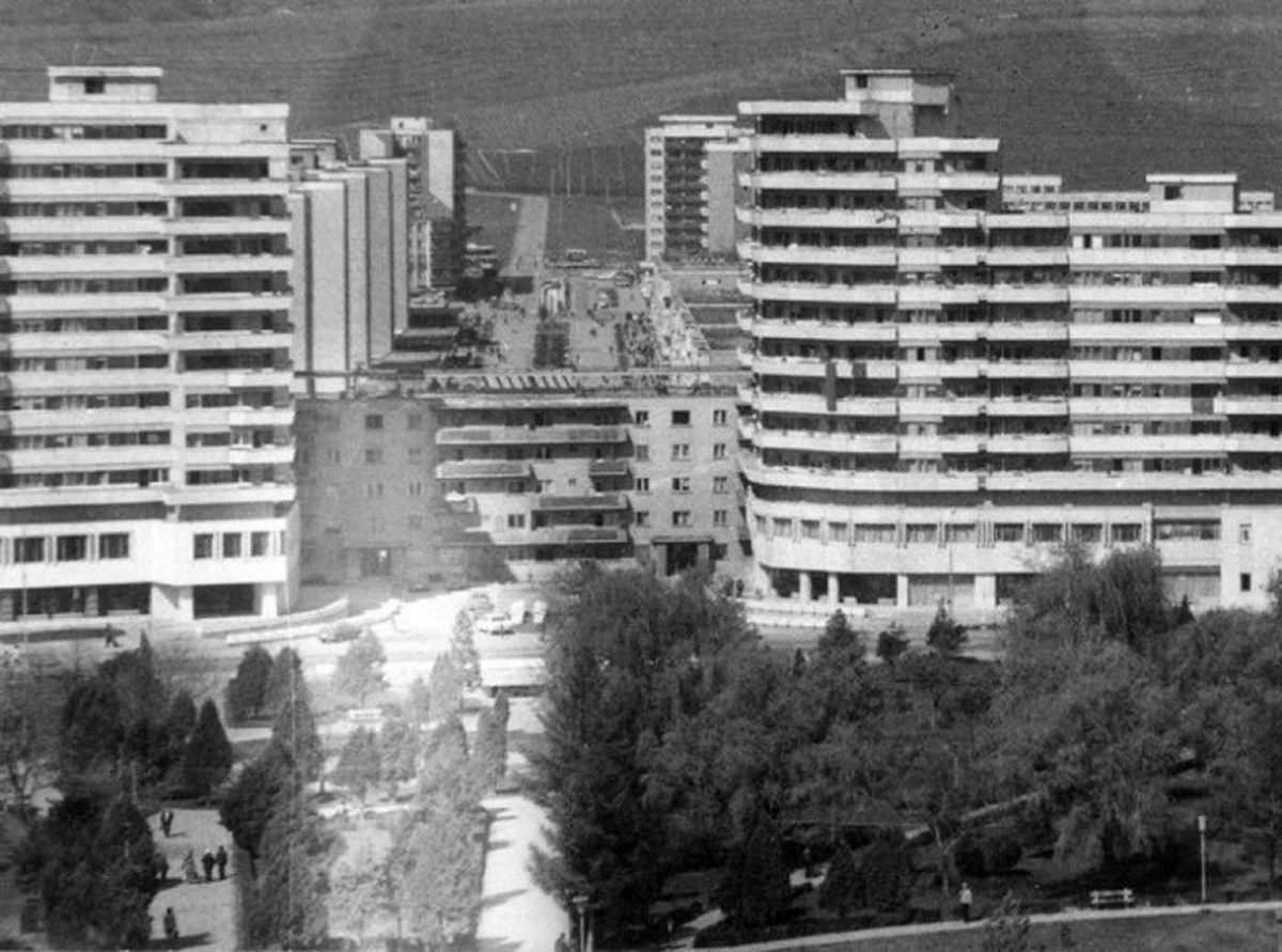 През 1987 г. в румънския град Алба Юлия планират изграждането на огромен булевард, но една огромна сграда в съветски стил буквално се изпречва на пътя им.<br />
<br />
 