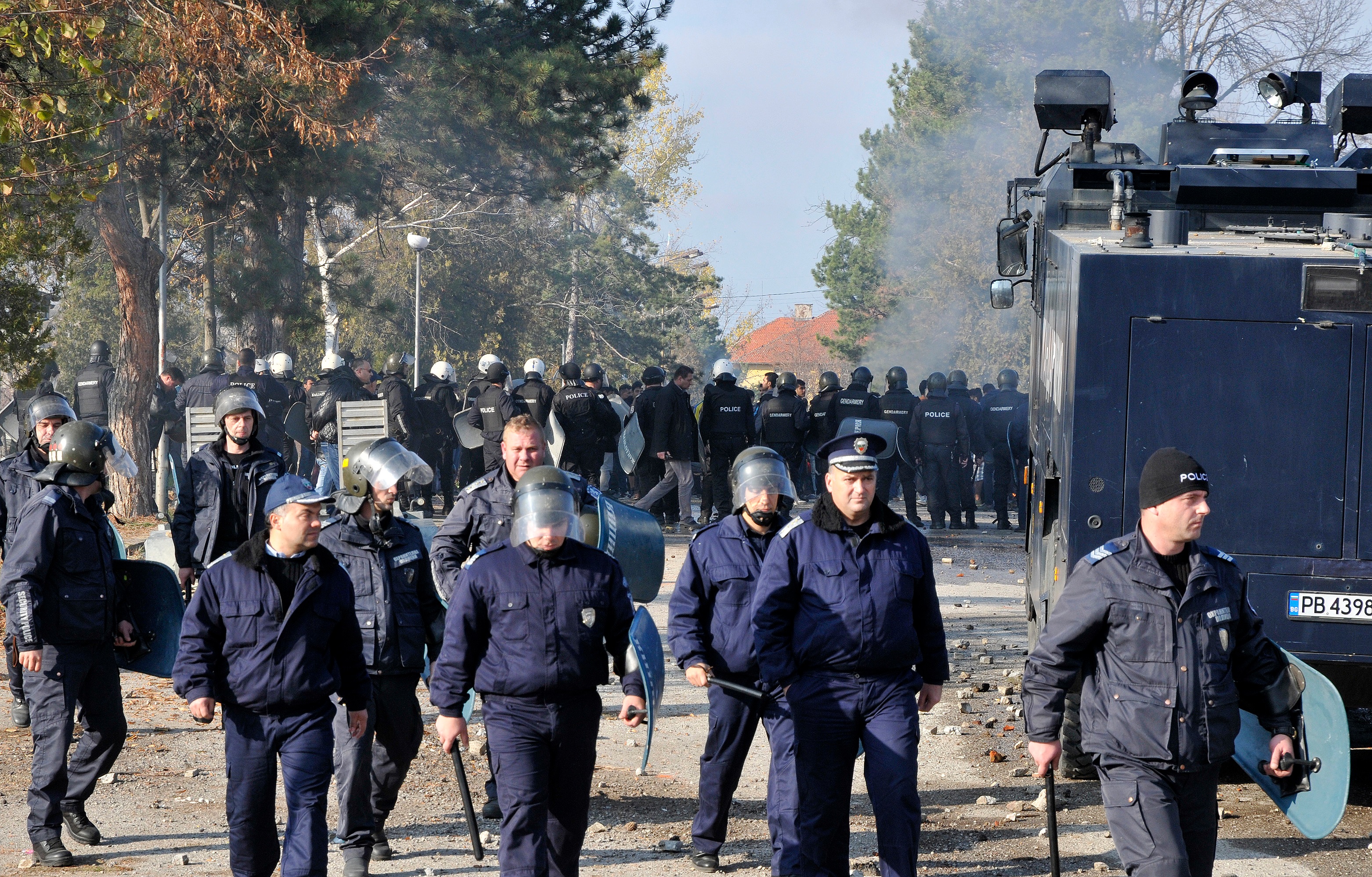 Мигрантите в центъра в Харманли се вдигнаха на бунт с искане границата със Сърбия да бъде отворена и те да сигна до Западна Европа. Полиция и жандармерия е на мястото и използва водно оръжие и гумени куршуми, за да се справи със ситуацията.