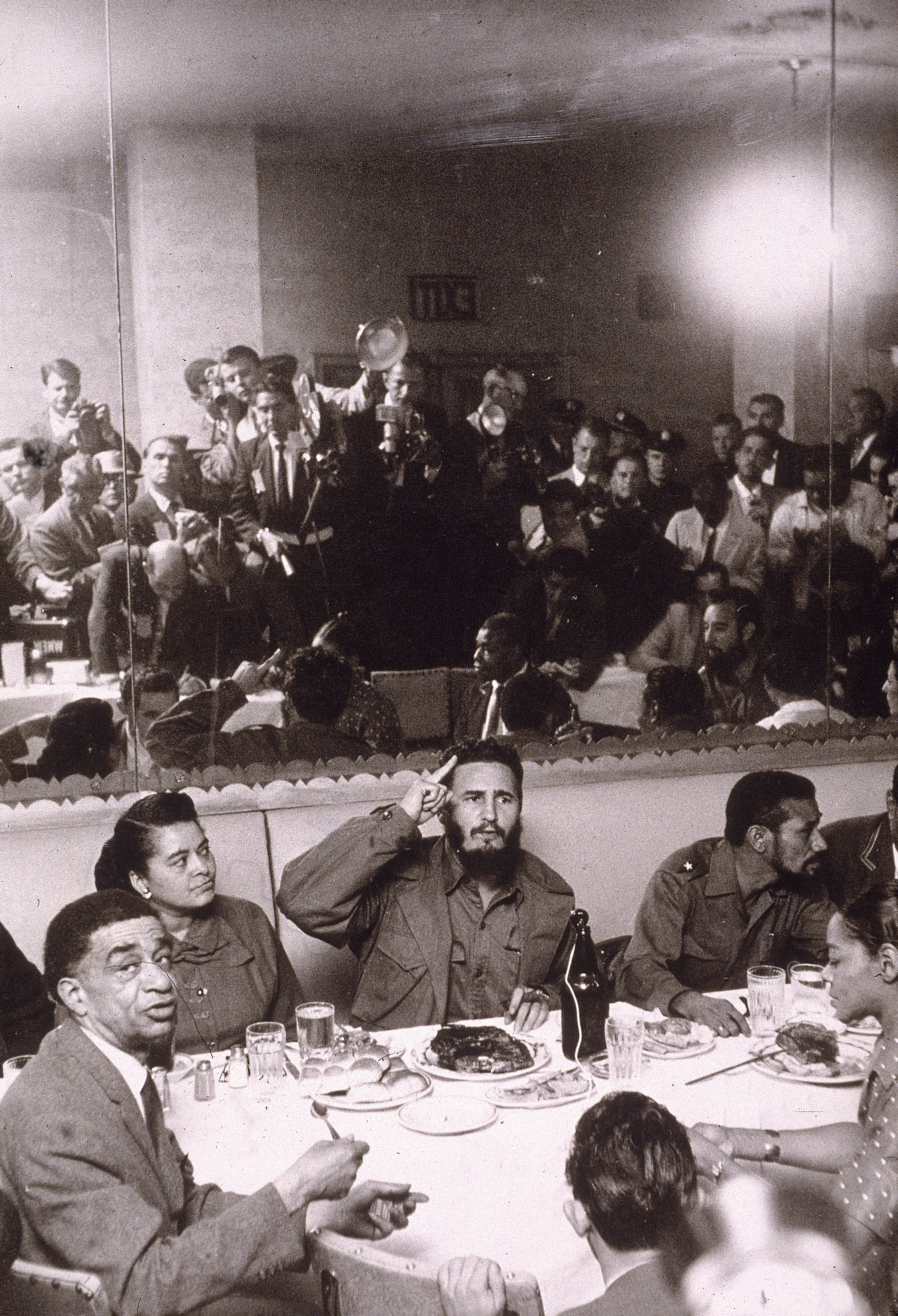 1959 г. - Ел Команданте забавлява група хора по време на вечеря в Харлем при свое пътуване до Ню Йорк, докато журналисти го снимат.