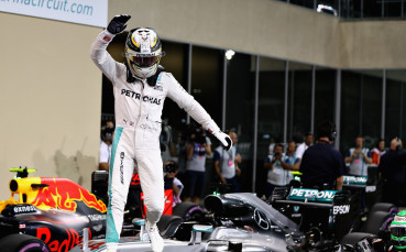 Люис летя като демон за полпозишъна в Абу Даби