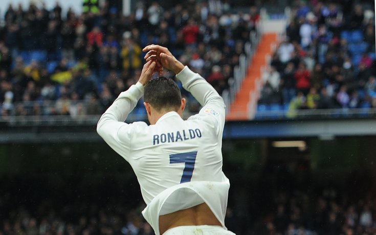 Роналдо на една дузпа от исторически рекорд