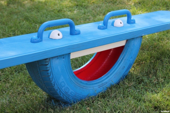 Само с дървена дъска и стара гума от автомобил може да направите забавна люлка за децата, с която те ще се забавляват, а вие ще имате малко свободно време.