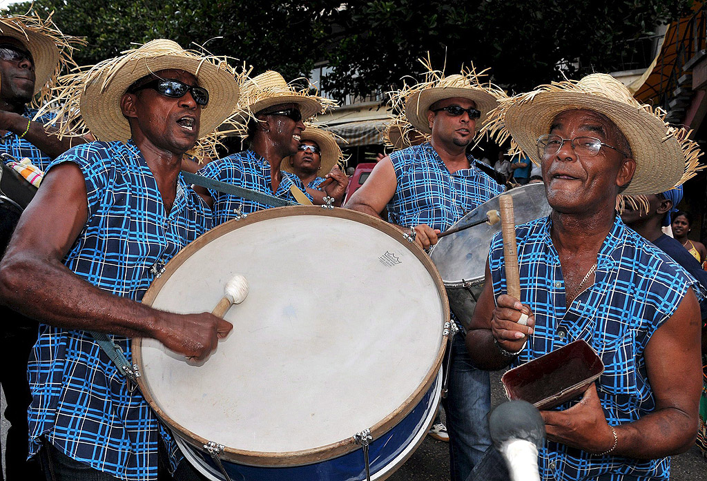 Куба защити вписването на румбата в списъка като "празнична смесица от музика и танци" и "символ на маргинализираното общество" в страната.