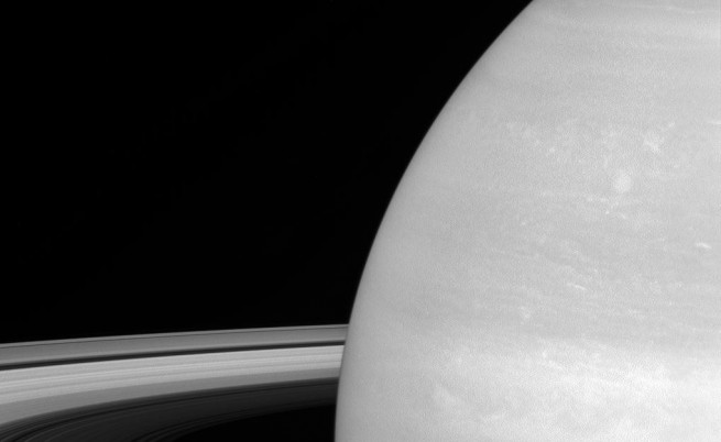  Луната Мимас на фона на Сатурн. Луната е с диаметър 396 км. 