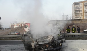 Лек автомобил се блъсна в тир и се запали, двама ранени