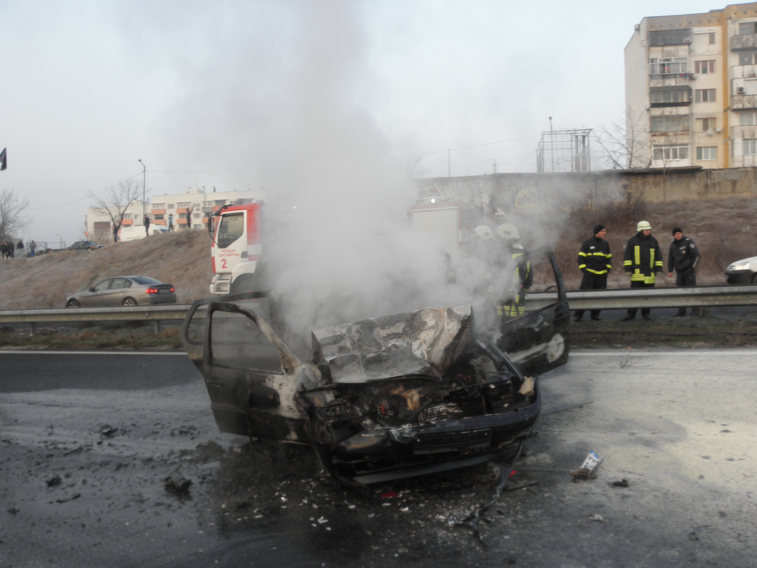 Мъж и жена пострадаха тежко след като колата, в която пътуваха, се заби в спрял румънски тир на път Е-9 на входа на Благоевград и се запали