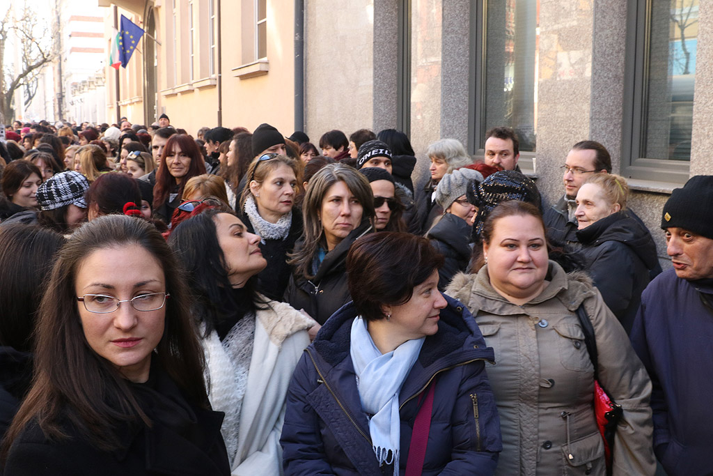 Съдии от Софийския районен съд излязоха на масов протест на улицата. Поводът за недоволството им е отказът на кадровиците в съдебната власт да вземат предвид свръхнатовареността на най-големия съд в страната