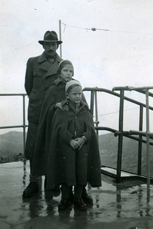 Цар Борис, княгиня Мария-Луиза и малкият Симеон на Мусала, 1943 г.