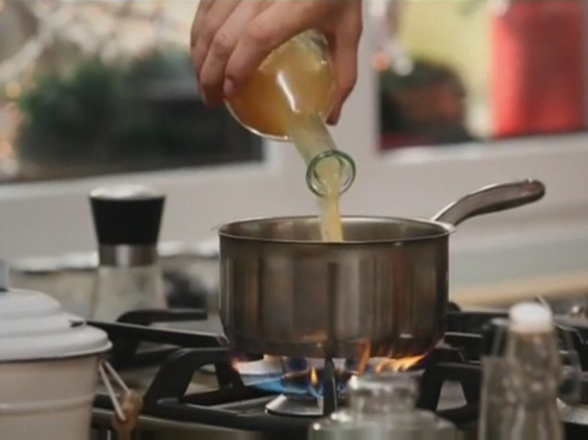 <br />
Сокът от ябълки се редуцира наполовина. Добавят се захарта, горчицата, сосът „Уорчестър“ и соевият сос. Готви се още около 5 минути и се дърпа от огъня.<br />
 