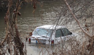 Кола падна в река, шофьорът невредим по чудо