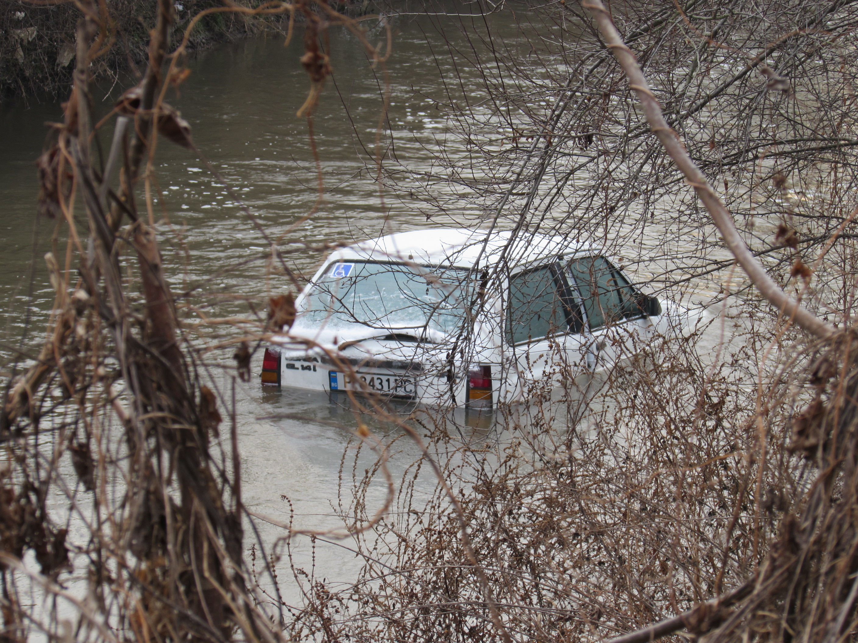 Лек автомобил е паднал в ледените води на река Русенски Лом. За късмет шофьорът е успял да излезе невредим. Инцидентът е станал, след като на водача внезапно му е прилошало.